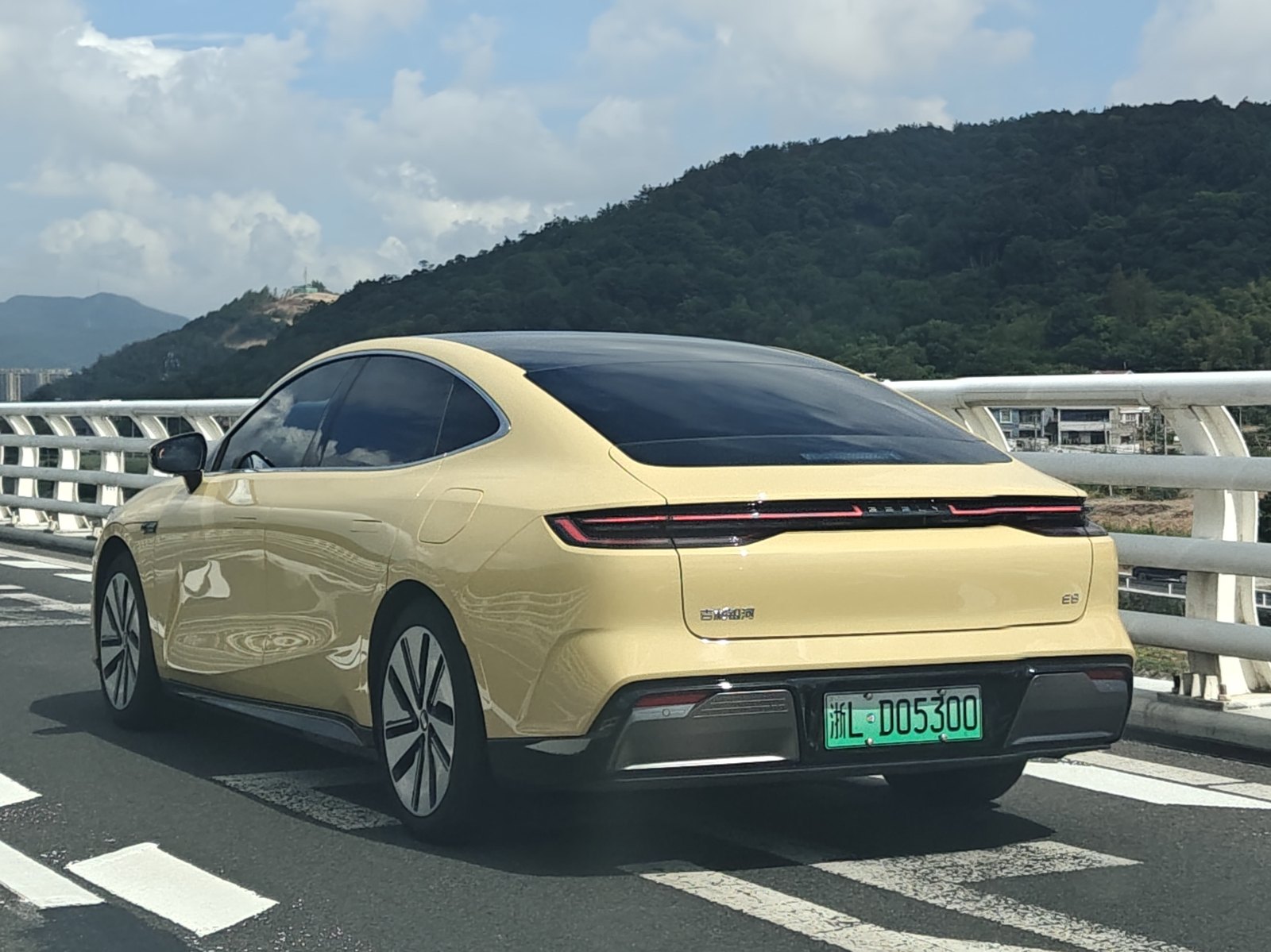 Geely Galaxy E8 — SUV (BEV)