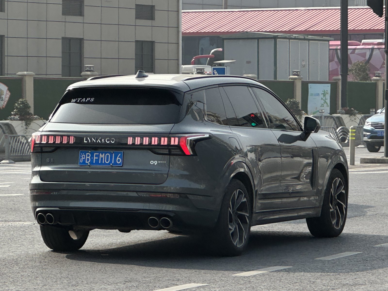 Lynk Co 09 — Lynk & Co SUV (PHEV)