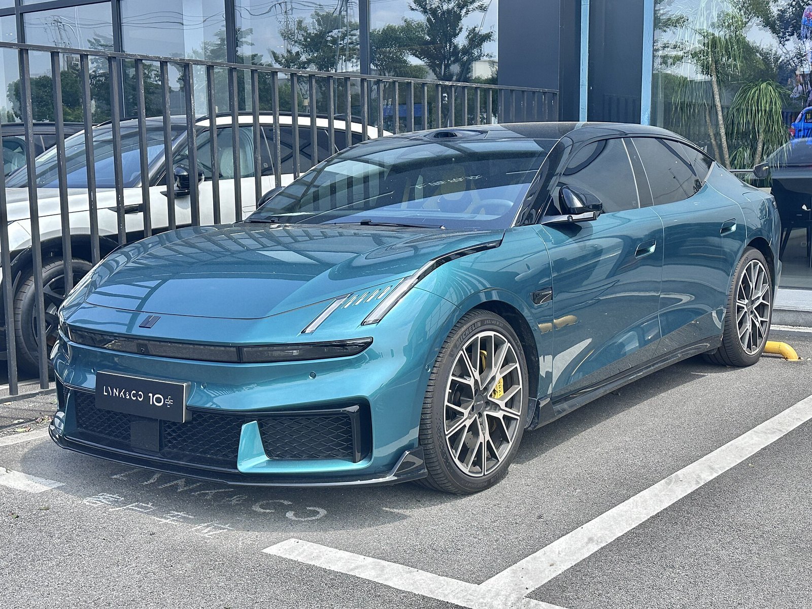 Lynk Co 10 — Lynk & Co SUV (PHEV)