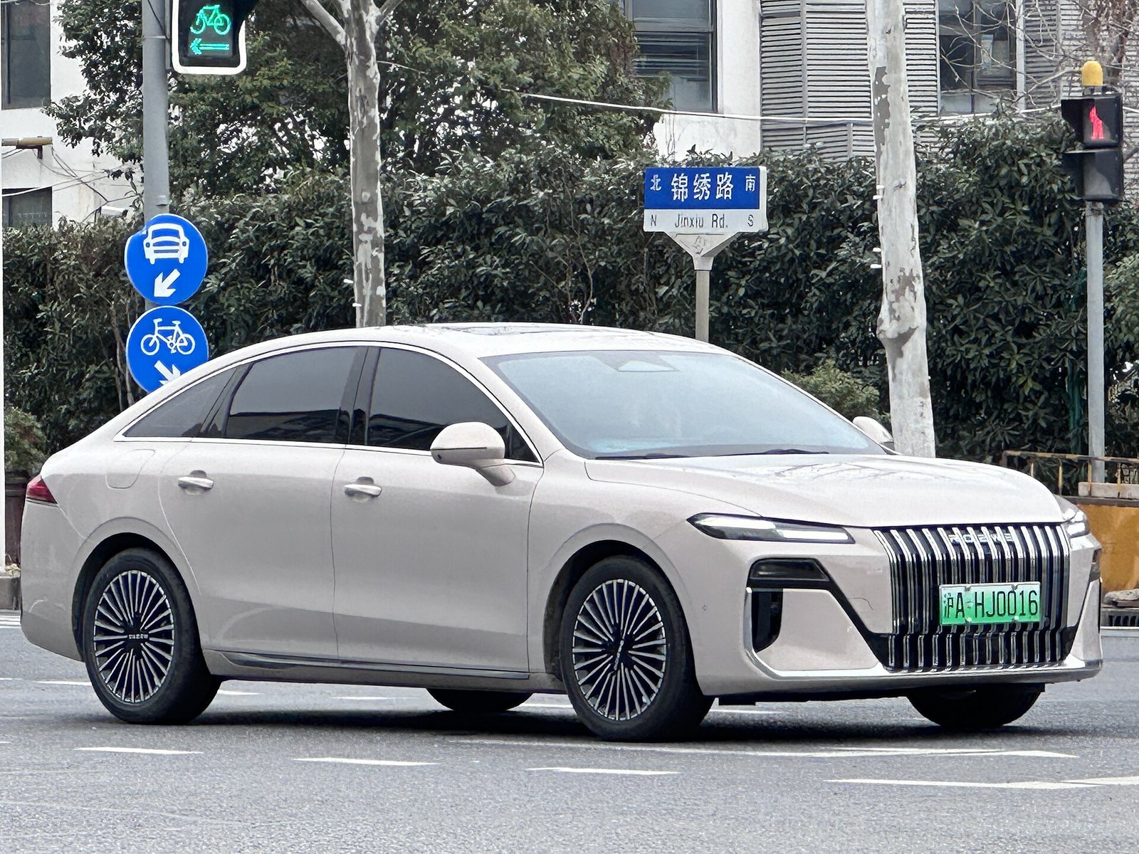 Roewe M7 — Sedan (PHEV)